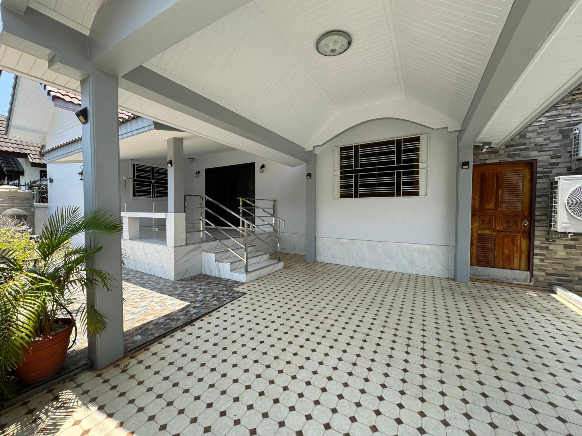 Center Thai 3 Bed 2 Bath Villa