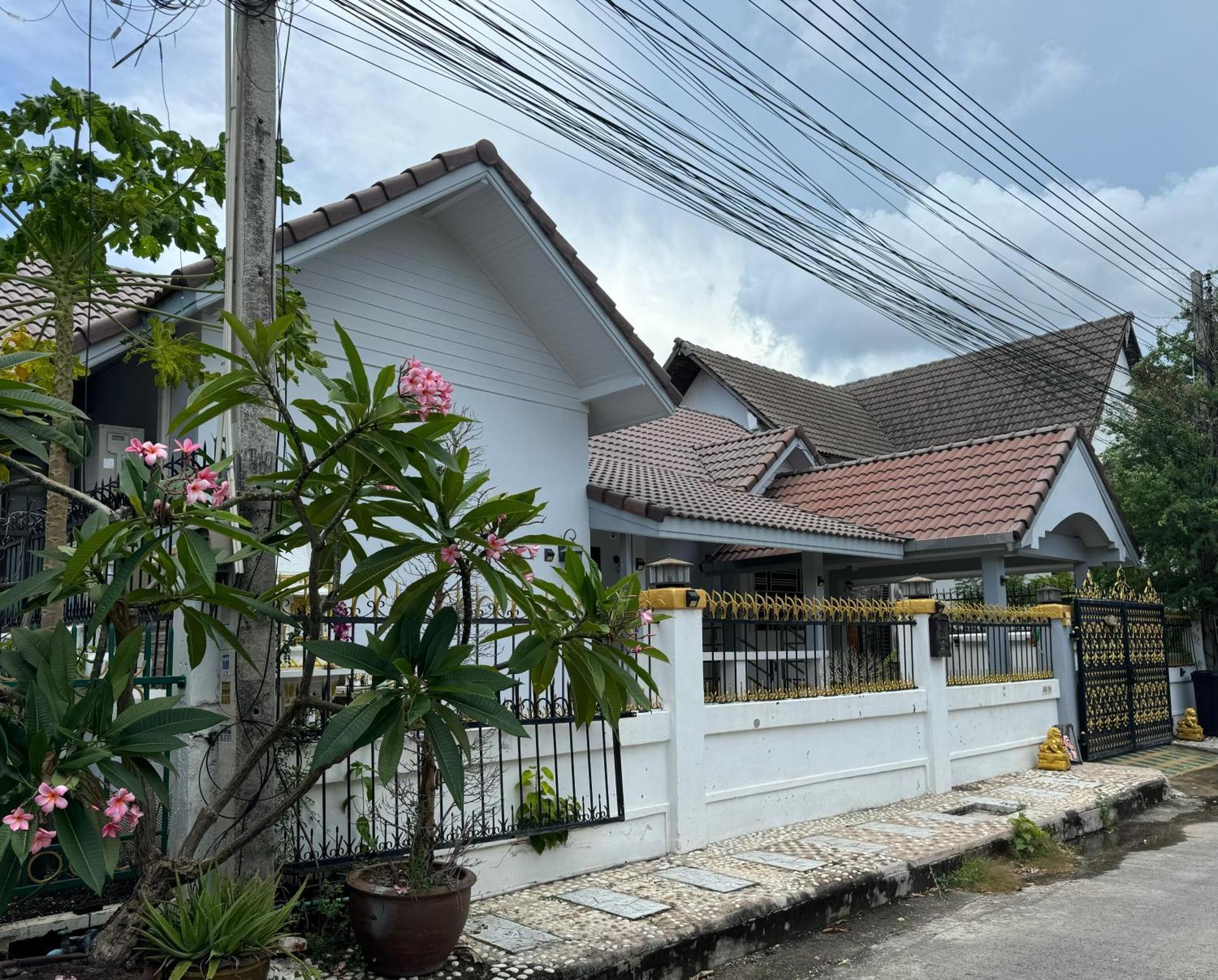 Villa Center Thai 3 Bed 2 Bath *